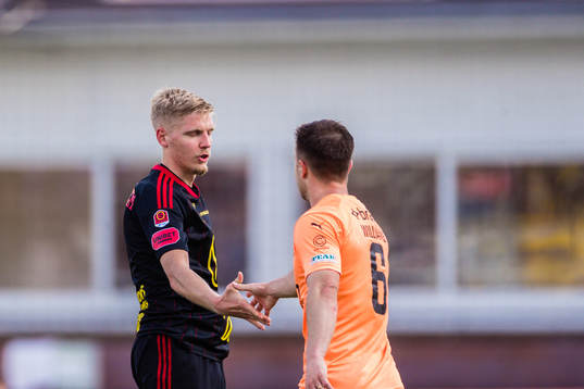 Östersunds André Österholm tackar AFC Eskilstunas Ryan