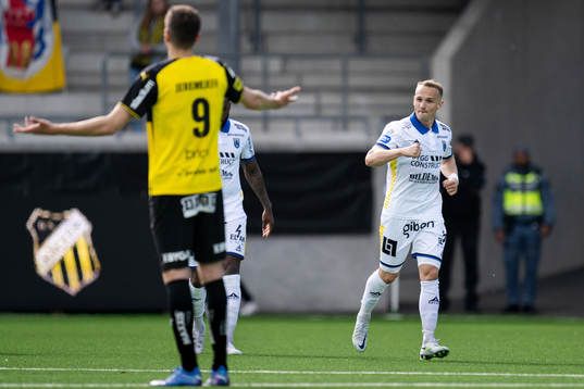 Sirius Aron Bjarnason jublar