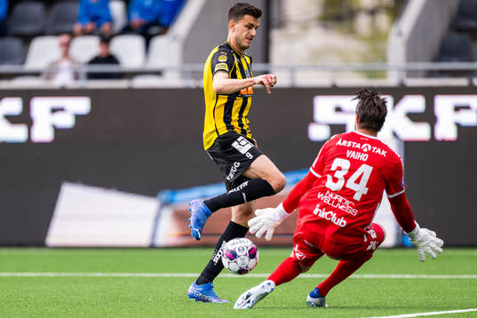 Häckens Alexander Jeremejeff gör 1-0 på Sirius målvakt