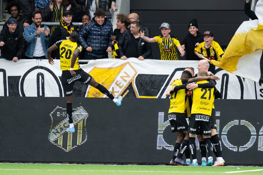 Häckens Mikkel Rygaard Jensen jublar med lagkamrater