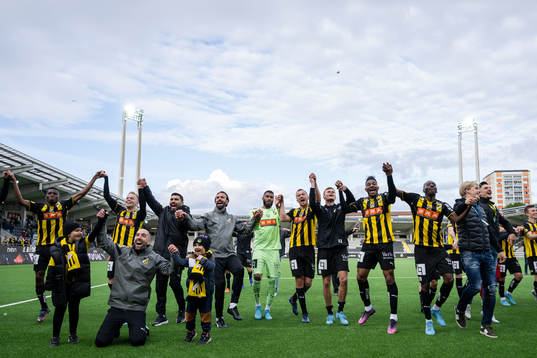 Häckens spelare och ledare jublar