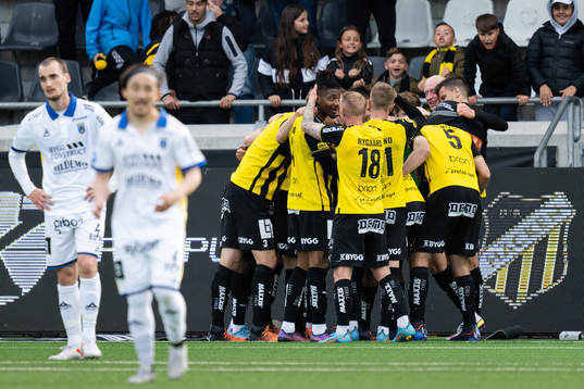 Häckens spelare jublar med Even Hovland