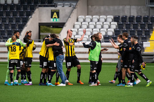 Häckens spelare jublar