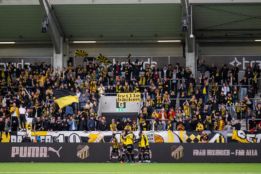 Häckens Mikkel Rygaard Jensen jublar med lagkamrater