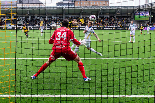 Häckens Oscar Uddenäs gör 2-0