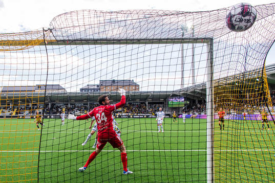 Häckens Oscar Uddenäs gör 2-0 bakom Sirius målvakt