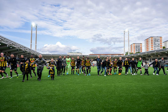 Häckens spelare och ledare jublar