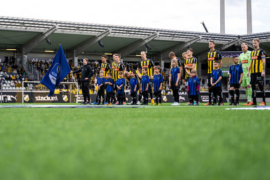 Häckens spelare vid line up
