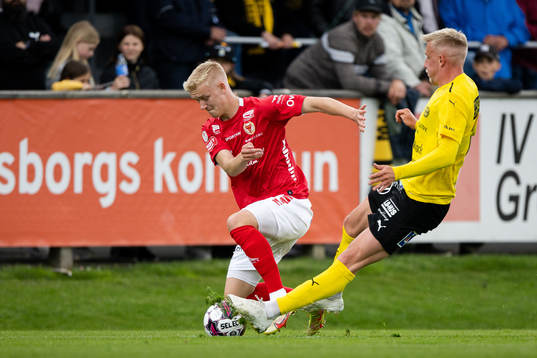 Kalmars Carl Gustafsson och Mjällbys Herman Johansson