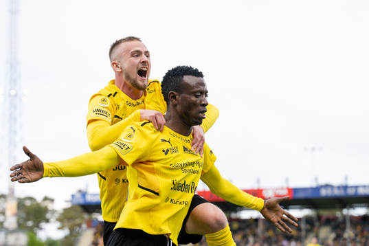 Mjällbys Silas Nwankwo och Albin Mörfelt jublar