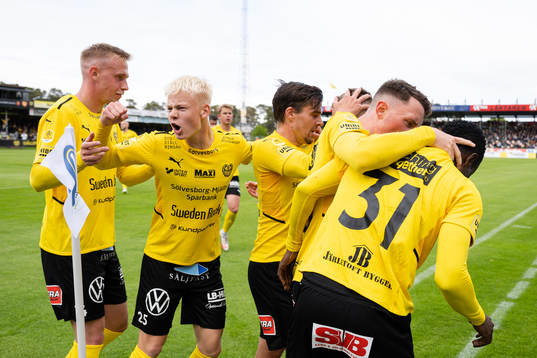 Mjällbys spelare jublar med Silas Nwankwo
