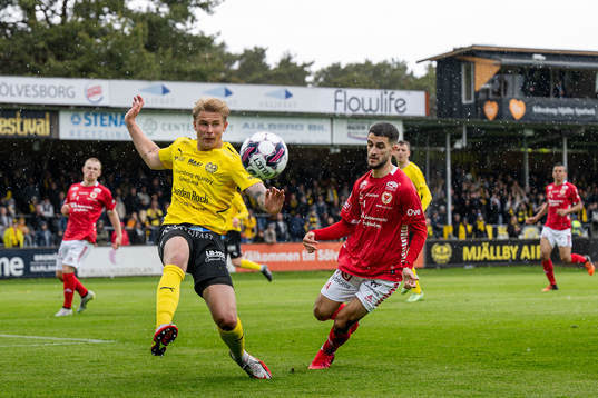 Kalmars Noah Shamoun och Mjällbys Magnus Wørts
