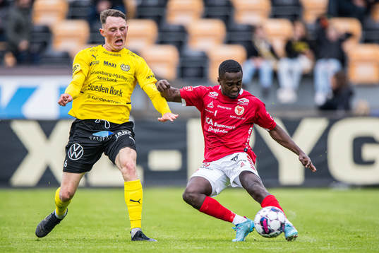 Kalmars Nahom Girmai Netabay och Mjällbys Noah Persson