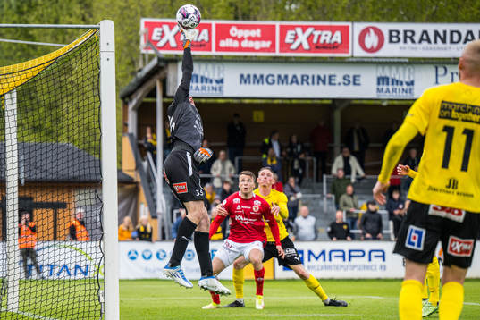 Mjällbys målvakt Samuel Brolin räddar