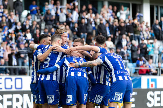 IFK Göteborgs spelare jublar med Marcus Berg