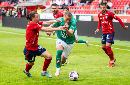 Östers Mattias Pavic och Jönköpings Malkolm Moenza