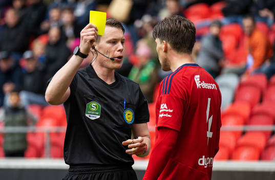 Domare Oscar Johnson varnar Östers John Stenberg