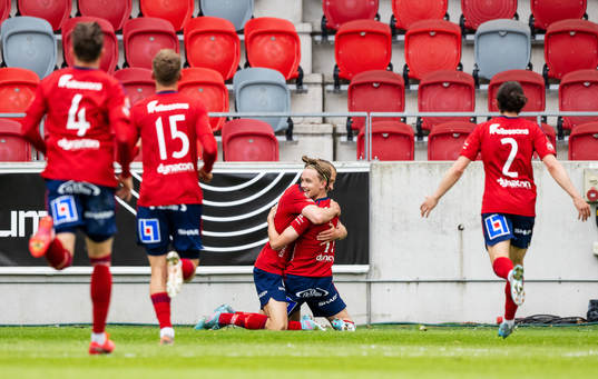 Östers Isak Magnusson jublar med lagkamrater