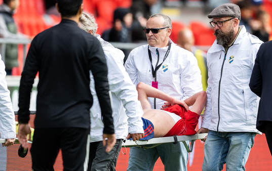 Östers Adam Bergmark Wiberg bärs ut på bår