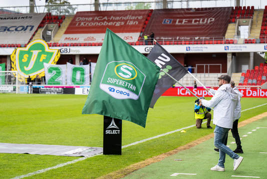 Flaggor med Superettans och Obos samt Unibets logga