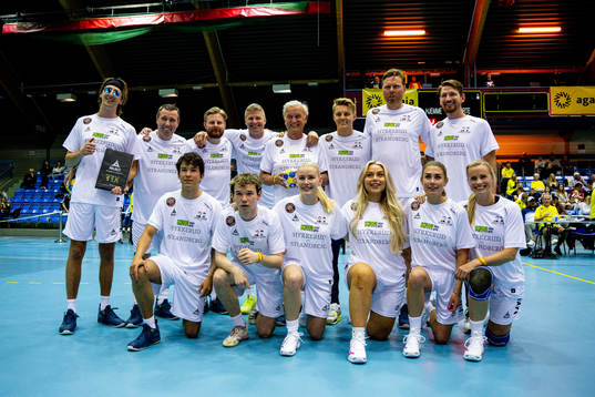 Martin Ødegaard, Stefan Strandberg and players pose for a