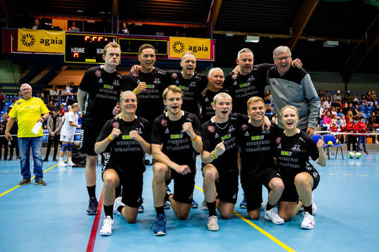 Joakim Hykkerud and players pose for a team photo