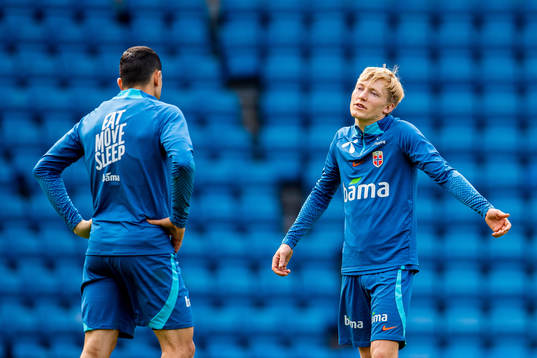 Birger Meling talks to Mohamed Elyounoussi of the Norwegian