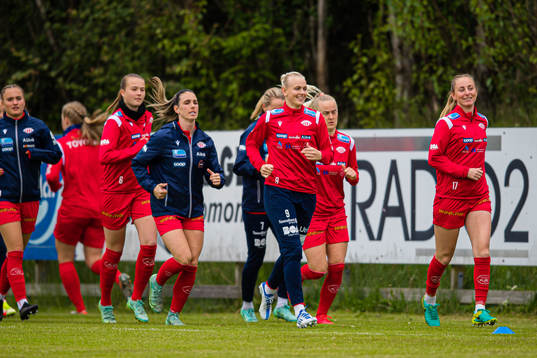 Karina Sævik and Hanna Dahl of Avaldnes warms up