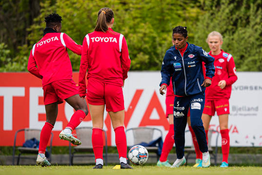Susan Ama Duah of Avaldsnes warms up