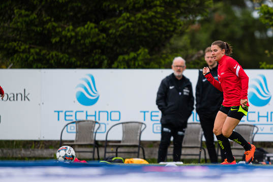 Cecilie Redisch Kvamme of Brann warms up
