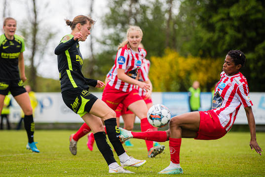 Rakel Engesvik of Brann and Susan Ama Duah of Avaldsnes