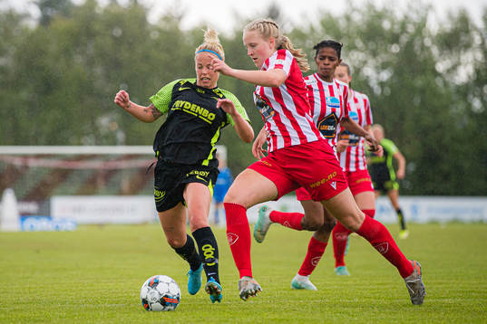 Therese Sessy Åsland of Brann and Kaja Olsen of Avaldnes