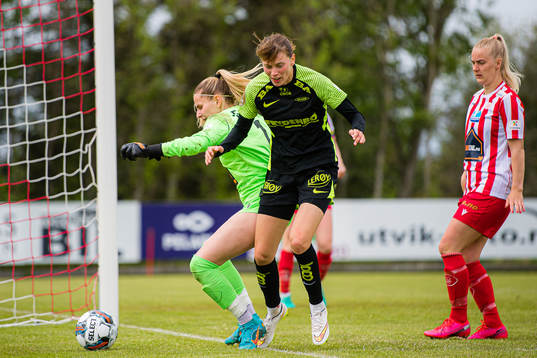 Jovana Petrovic of Avaldnes and Rakel Engesvik of Brann