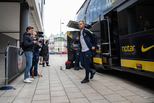 s Sebastian Larsson införr fotbollsmatchen i Allsvenskan