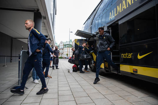 s Sebastian Larsson införr fotbollsmatchen i Allsvenskan