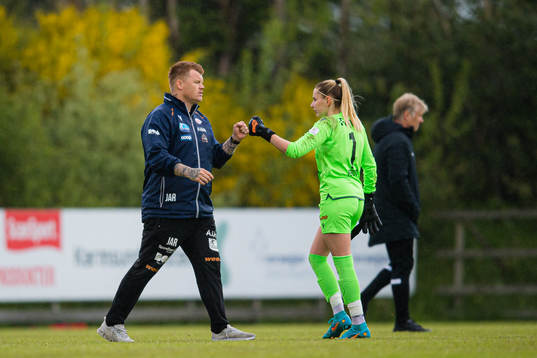 John Arne Riise, head coach of Avaldnes, and Jovana