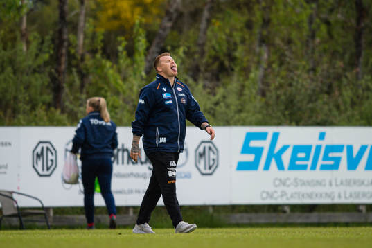 John Arne Riise, head coach of Avaldnes, looks dejected