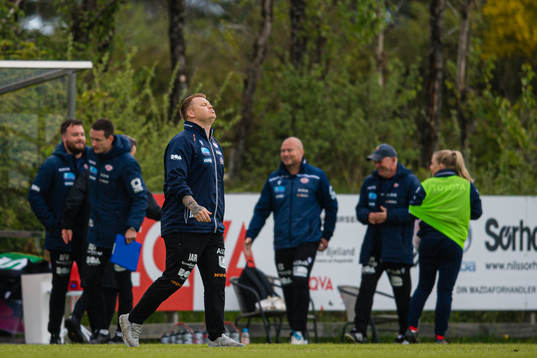 John Arne Riise, head coach of Avaldnes, looks dejected