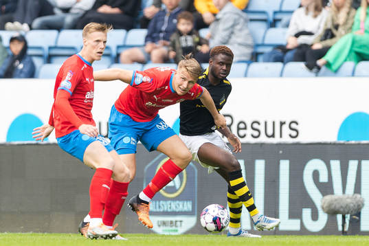Helsingborgs Emil Hellman och Casper Widell i en kamp mot
