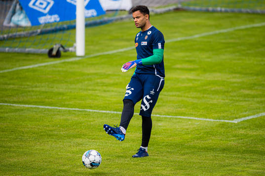 Sten Michael Grytebust of Aalesund warms up