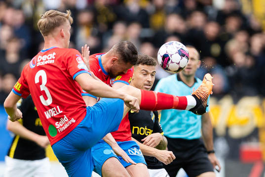 Helsingborgs Casper Widell och Albert Ejupi i en kamp mot