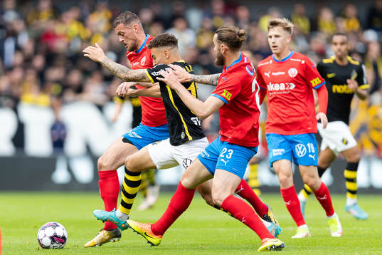 s Jordan Larsson i en kamp mot Helsingborgs Albert Ejupi