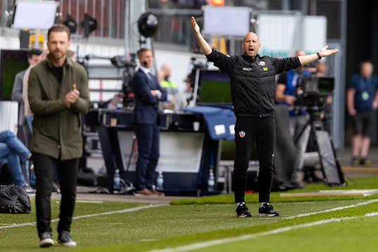 s tränare Bartosz Grzelak och Helsingborgs tränare