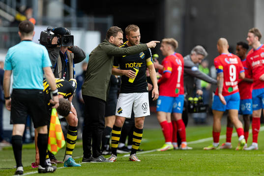 s tränare Bartosz Grzelak och Sebastian Larsson