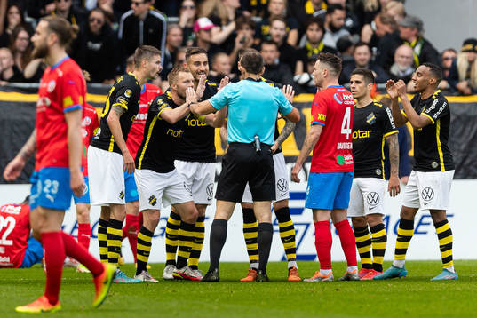 s Sebastian Larsson reagerar