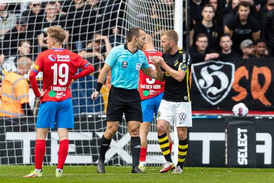 s Sebastian Larsson reagerar på domslut från domare