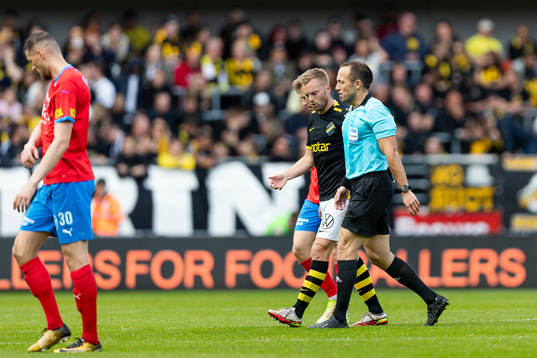 s Sebastian Larsson i samtal med domare Kaspar Sjöberg