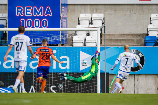 Peter Nysted Therkildsen of Haugesund scores the 1-1 goal