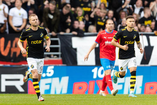 s Sebastian Larsson och Jordan Larsson jublar