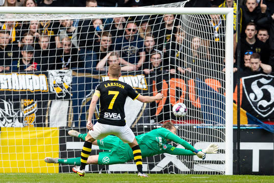 s Sebastian Larsson gör 1-1 bakom Helsingborgs målvakt